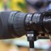 Telecamera industriale ad alta definizione con obiettivo per visione artificiale in un ambiente produttivo.