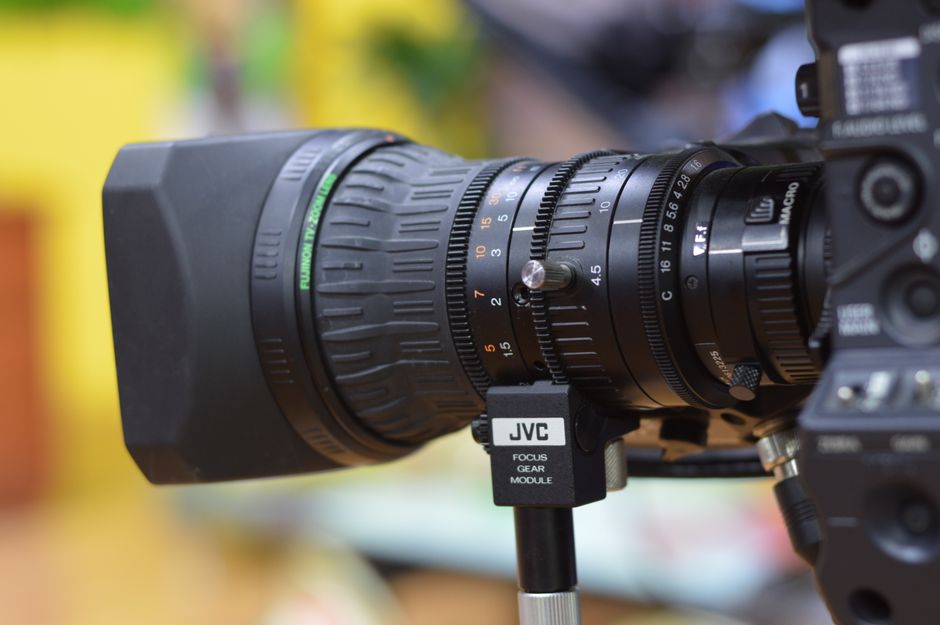 Telecamera industriale ad alta definizione con obiettivo per visione artificiale in un ambiente produttivo.